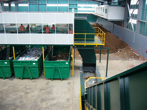 Observamos uma estação de reciclagem de resíduos