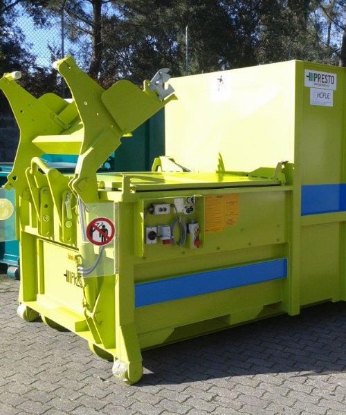 O enorme compactador amarelo faz a compressão dos materiais a serem reciclados